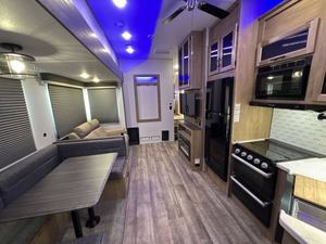 Forest River Arctic Wolf 287BH d'occasion 2024 prêt à la vente - Product Image 3