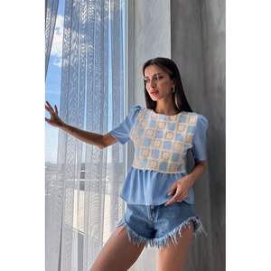 Blusas y Camisas para Mujer Topshow con Detalle de Encaje Azul, Disponibilidad al por Mayor - Product Image 5