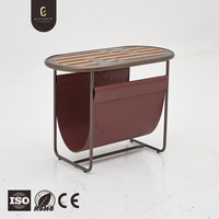 Alternative abordable aux tables d'appoint de designer, dotée d'une pochette de rangement en microfibre de cuir et d'un plateau en bois à motifs