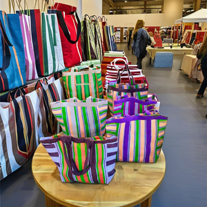 กระเป๋าชายหาดทำมือจากไนลอนรีไซเคิล ลายทอแบบแถบ ดีไซน์อินเดียดั้งเดิม ใช้ซ้ำได้ มีซิปด้านบน สีสันปรับแต่งได้ - Product Image 3