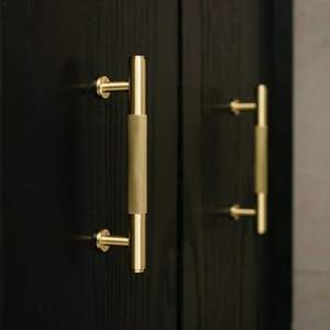 Poignées de meubles en laiton de luxe avec un design traditionnel, quincaillerie décorative pour les portes d'armoires et de cuisines - Product Image 1