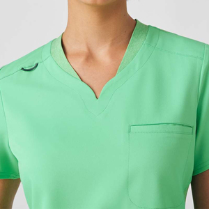 Top exfoliante con cuello en V de ajuste moderno para mujer, hombros elásticos, diseño de bolsillo en el pecho, manga corta, uniforme de enfermera de Hospital - Product Image 1
