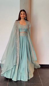 Lehenga Choli et Shrug en Soie de Créateur pour Mariage, avec Broderies de Fil et de Paillettes, Idéal pour les Soirées Hivernales - Product Image 2