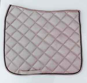 Ensemble de tapis de selle pour cheval en soie matelassée classique de qualité supérieure |   Équipement d'équitation professionnel pour le saut d'obstacles, fabrication directe - Product Image 5