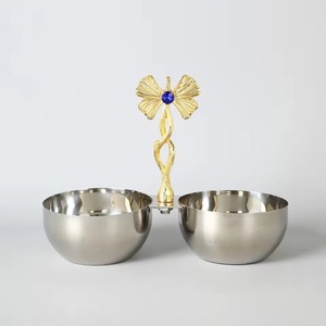 Bol décoratif élégant en finition argentée avec poignée en laiton doré, parfait pour servir des fruits ou pour la décoration de fête et les cadeaux - Product Image 1