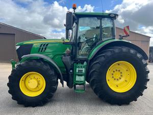 Tractor Agrícola Usado JD 6195R 2023, Tractor de Cadena Usado con Cabina Cerrada, Tractor Utilitario Agrícola - Product Image 5