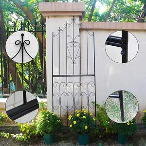 Treillis de jardin noir élégant Décor de cour extérieur attrayant avec des pots de fleurs de vigne de roses et des jardinières Support treillis noir - Product Image 1