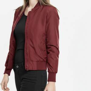 Chaqueta de vuelo con logotipo personalizado, lisa, de alta calidad, para invierno, para mujer, color borgoña, tipo bomber, con cremallera, ropa exterior informal, chaquetas de moda para damas. - Product Image 1