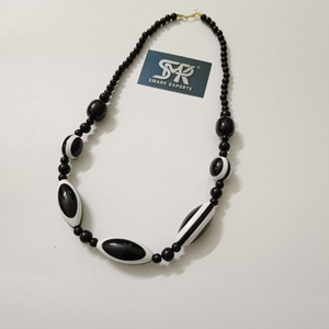 Collier statement en perles de résine noire et blanche, modèle Angel, fait à la main, finition en résine brillante, léger, long, pour femmes - Product Image 6