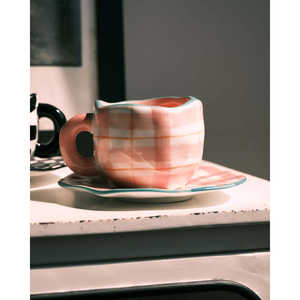 Summer Daze Pink Plaid Tea Cup and Saucer Set Forma elegante de saborear su bebida favorita en verano - Product Image 2