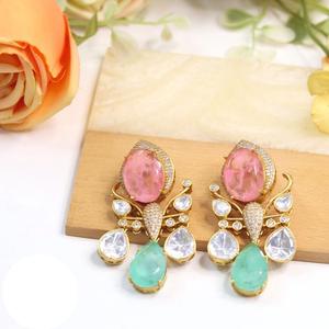 Pendientes de Oreja con Acabado Dorado y Piedras de Aspecto Tradicional para Mujeres y Niñas, para Fiestas y Bodas, Colección de Moda - Product Image 1