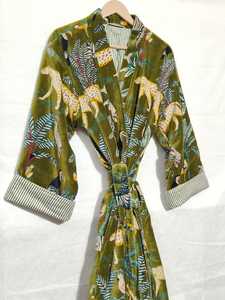 ชุดคลุมกิโมโนกำมะหยี่พิมพ์ลายสัตว์ป่า คอวี ยาวเต็มตัว สำหรับผู้หญิง ให้ความอบอุ่นในฤดูหนาว ผ้าเนื้อนุ่ม ซักเครื่องได้ - Product Image 5