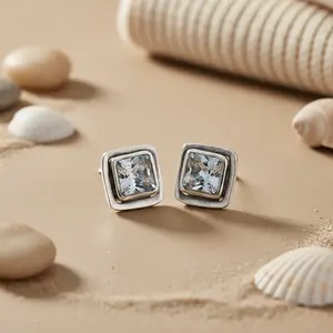 Boucles d'oreilles clous carrées tendance en argent pour femme, zircon, perle, pierres précieuses, alliage de laiton rhodié, pour le quotidien, les fêtes et les occasions religieuses - Product Image 1