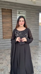 Salwar Kameez traditionnel élégant noir avec des éclats de diamants pour femmes, idéal pour les tenues de soirée - Product Image 3