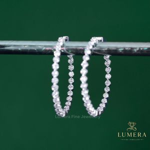 Pendiente de aro con diamante cultivado en laboratorio, engaste continuo de pavé con puntas compartidas, cierre de bisagra de oro macizo, para regalo - Product Image 2