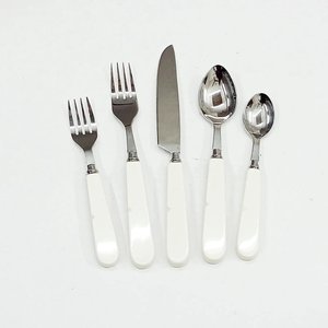 Ensemble de couverts en argent New Look en acier inoxydable sans danger pour les aliments avec poignée en résine rose pour la maison et les ensembles de couverts de vaisselle de mariage - Product Image 3