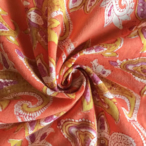Tela de Algodón Estampada a Mano con Diseño Floral Paisley en Base Naranja y Púrpura Oliva |   Textil Étnico Indio - Product Image 1
