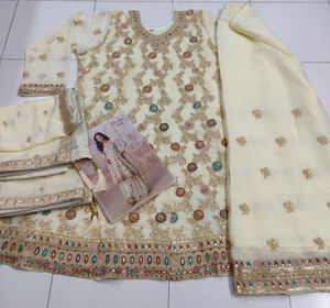 Ensemble en georgette Heavy Fox avec broderie, pantalon palazzo en georgette Heavy Fox avec broderie, dupatta en georgette Heavy Fox avec imprimé - Product Image 4