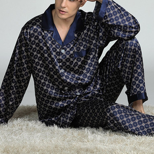 Conjunto de pijama de seda manchada personalizado OEM para hombre, ropa de dormir de longitud completa, estilo moderno, suave, acogedor, estampado de satén, conjuntos de pijama para hombre - Product Image 5