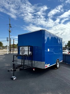 Remolque de Comida Cerrado Azul de 3500 lb con Aire Acondicionado Integrado, Espacio de Preparación Eléctrico Incorporado, Diseño Moderno con Garantía - Product Image 1