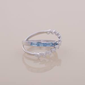 Anillo cruzado de lujo con diamantes en forma de baguette y pera en oro blanco, rosa y amarillo de 14 quilates. - Product Image 5