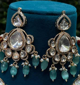 Ensemble de bijoux de mariée Kundan avec collier et boucles d'oreilles en laiton avec diamants américains éblouissants pour des looks de mariage élégants - Product Image 2