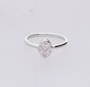 Anillo Clásico de Diamantes Naturales con Baño de Rodio en Oro de 14K, Diseño Ovalado con Diamantes Redondos Brillantes y Detalles Florales para Mujer - Product Image 4