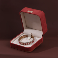 Boîte à bijoux de luxe en velours rouge avec plaque logo dorée et insert en papier d'art gaufré blanc pour emballage cadeau de collier et pendentif