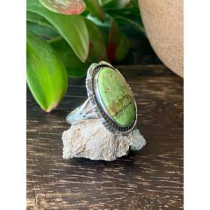 Anillo de Moda de Acero Inoxidable Hecho por Artesanos Navajo con Gaspeita Australiana y Engaste de Plata Esterlina, Talla 6, Elegante Idea de Regalo - Product Image 3