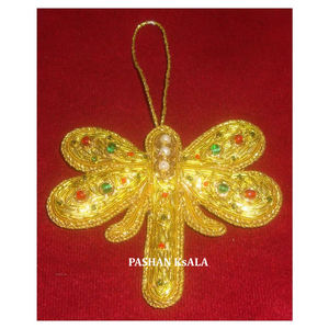 Diseño impresionante forma de mosca de mantequilla Color dorado Zari bordado y trabajo con cuentas para la decoración del árbol de Navidad adorno colgante - Product Image 1