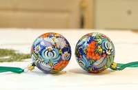Elegantes Adornos Navideños de Madera Pintada y Repujada, de Alta Calidad, Ecológicos, con Acabado Brillante, Modernos y Personalizables