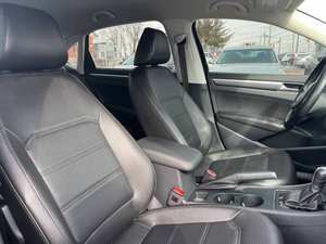 Volkswagen Passat R-Line 4 portes (1.8L 4 cylindres Turbo 6A) légèrement usagée, modèle 2017 - Product Image 5