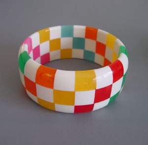 Ensemble de bracelets en résine imperméables faits à la main pour femmes, couleurs personnalisées, look élégant, finition lisse, bijoux légers pour les festivals - Product Image 2