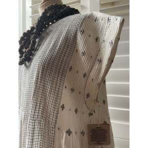 Vestido RIMA Jamdani - Indigo Reflection, Silueta Holgada con Cintura Natural - Product Image 3