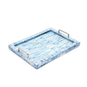 Plateau en bois fait main de couleur miel riche avec forme carrée et détails artistiques idéal pour servir et exposer des friandises - Product Image 5