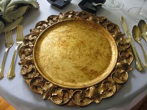 Plaque de chargeur en métal au design classique avec des détails élégants pour les banquets haut de gamme, les dîners et les mariages - Product Image 2