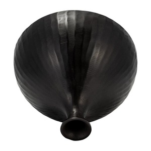 Jarrón de metal negro escultórico moderno con base de cúpula martillada Florero de aluminio decorativo contemporáneo con forma de campana acanalada - Product Image 3