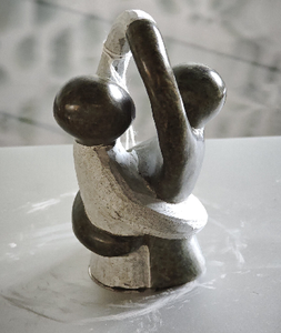 Escultura abstracta moderna de esteatita que representa a una familia o figuras entrelazadas. Disponible a precios mayoristas - Product Image 5