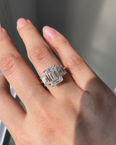 Massive 7.10 Ct Emerald Cut Diamond Trois Pierre Fiançailles Moissanite Bague de mariée Bague de coupe émeraude intemporelle pour elle - Product Image 5