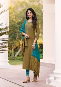 Vêtements Kurta/Kurti indiens pakistanais imprimés en rayonne lourde pour femmes à vendre en ligne broderie multicolore Gotta Patti avec - Product Image 5