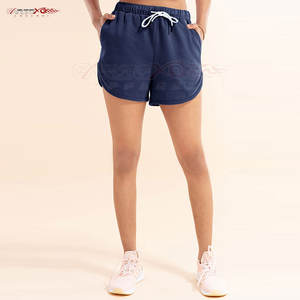 กางเกงขาสั้นลำลองสำหรับผู้หญิงให้ความรู้สึกนุ่มและผ่าข้างเพื่ออิสระในการเคลื่อนไหว - Product Image 1