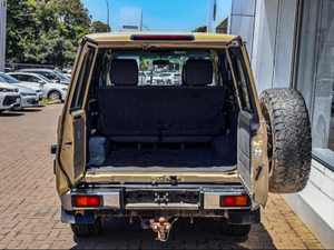 Voiture d'occasion de qualité et abordable, Toyota Land Cruiser 76 4.5 D V8 Station Wagon 2018, conduite à droite - Product Image 4