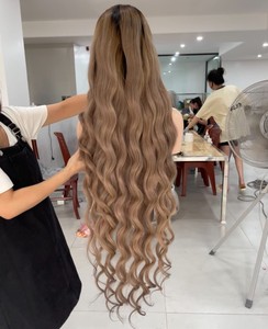 Perruques ondulées naturelles de couleur blonde de la plus haute qualité pour les femmes noires à partir de vrais cheveux humains cheveux vietnamiens avec prix de gros - Product Image 1