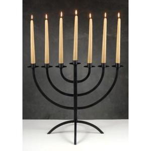 Elegante candelabro de hierro forjado a mano con una silueta curva elegante y una pátina envejecida inspirada con acabado para el encanto - Product Image 3