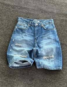 Shorts en jean pour hommes, délavés, bords bruts, style streetwear baggy, personnalisables avec logo - Product Image 1