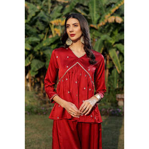 Conjunto Casual Festivo Color Granate con Túnica con Detalles Intrincados y Pantalones Kalidaar con Cintura Elástica Cómoda - Product Image 3