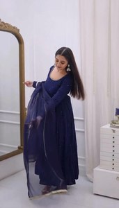 Anarkali de Fiesta/Función de Bajo Presupuesto y la Mejor Calidad, en Seda Georgette Multicolor con Bordado Intenso, Estilo Cuello Redondo y Gran Vuelo - Product Image 3