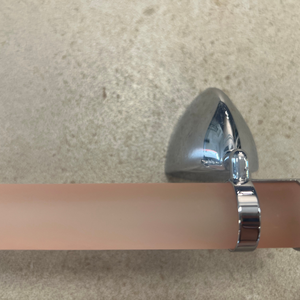 Porte-serviettes en verre givré rose mat de 45 cm avec supports en acier inoxydable brossé, idéal pour les serviettes de toilette ou de bidet dans les petites salles de bain - Product Image 3