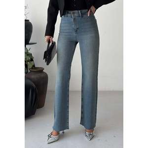 Relaxed broek met decoratieve zakken versierd met steentjes 7213 - Medium Blue en Tinty - Product Image 2