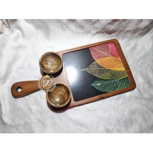 Plateau de service rectangulaire en bois d'acacia écologique fait à la main avec finition polie au design classique pour apéritifs de fête - Product Image 2